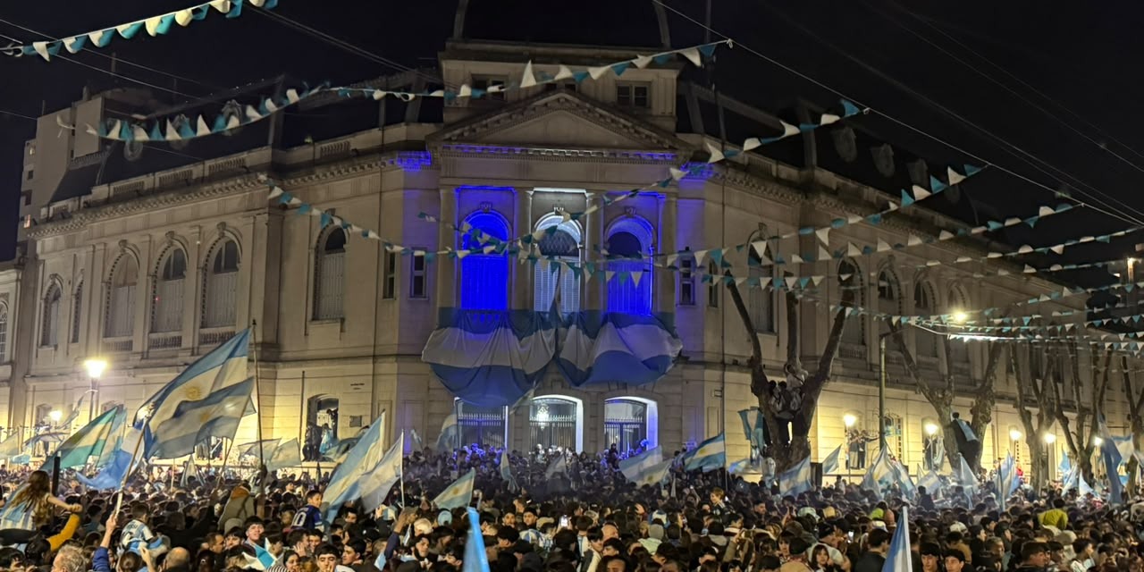 El pase a la final desat� un multitudinario festejo en el centro